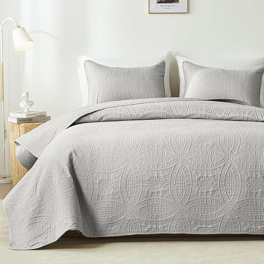 akkialla 118"x106" Light Grey California King Quilt Set, Oversized Floor-Length Bedspread, Modern Coin Pattern Microfiber Coverlet, 3-Piece All Season Bedding with 2 Pillow Shams