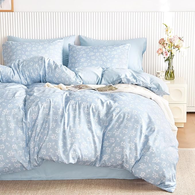 Wake In Cloud - Floral Comforter Set, Coquette Cottagecore Aesthetic Flower Shabby Chic Pattern for Women Teen Girls, Soft Lightweight Bedding, 3 Pieces, Light Blue, Queen Size
