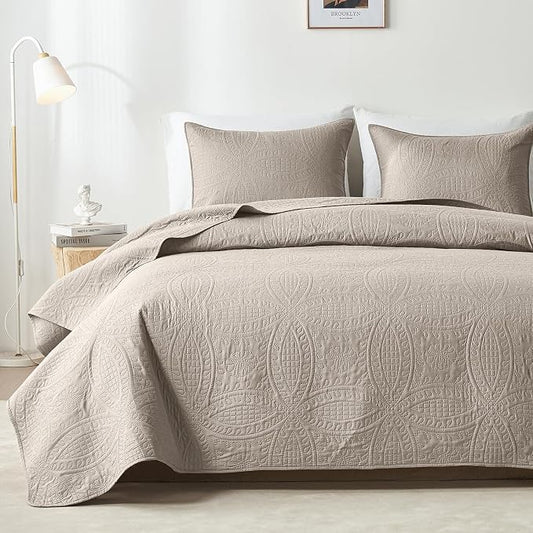 akkialla 118"x106" Taupe California King Quilt Set, Oversized Floor-Length Bedspread, Modern Coin Pattern Microfiber Coverlet, 3-Piece All Season Bedding with 2 Pillow Shams