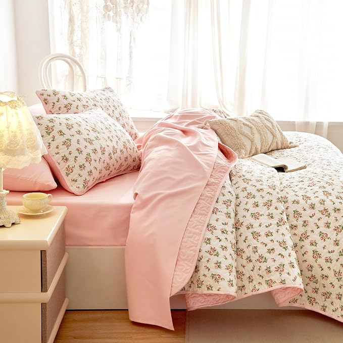 Wake In Cloud - Floral Quilt Set, Coquette Cottagecore Shabby Chic Flower Pattern for Women Teen Girls, Reversible Lightweight Bedspread Coverlet, 3 Pieces, Peach Blush, Queen/Full Size