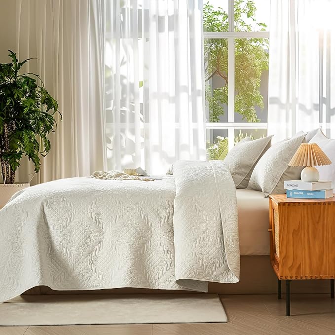 FLYMME Full Queen Quilt Bedding Set,Lightweight Beige White Bedspreads,Vintage Olive Leaf Design,Ultra Soft Microfiber Bed Coverlet 3 Pieces for All-Season (1 Quilt,2 Shams)