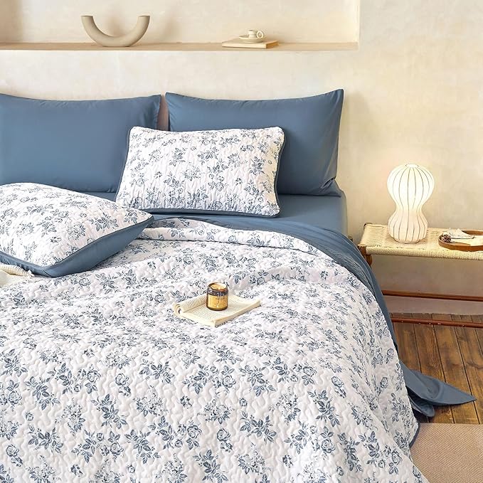 Wake In Cloud - Floral Quilt Set, Shabby Chic Coquette Cottagecore Vintage Flower for Women Teen Girls, Reversible Lightweight Bedspread Coverlet, 3 Pieces, Dark Blue, Twin/Twin XL Size