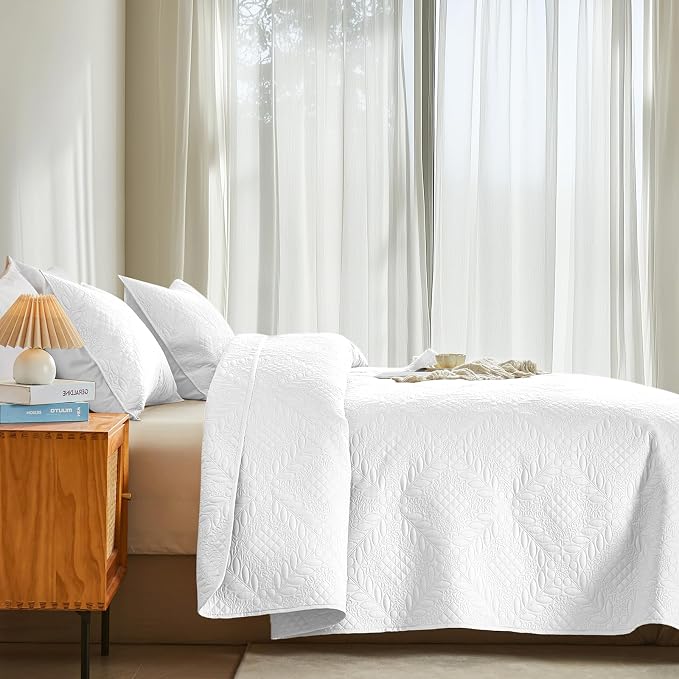 FLYMME Full Queen Quilt Bedding Set,Lightweight White Bedspreads,Vintage Olive Leaf Design,Ultra Soft Microfiber Bed Coverlet 3 Pieces for All-Season (1 Quilt,2 Shams)