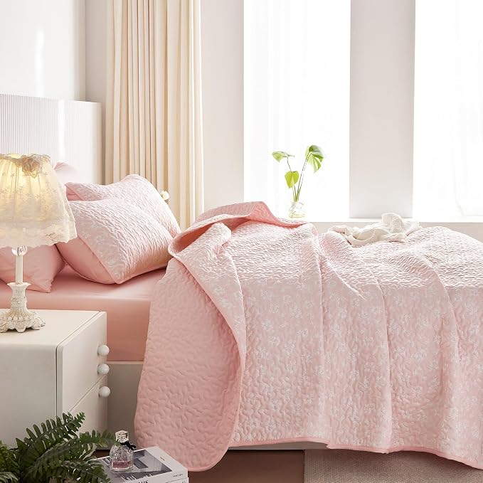 Wake In Cloud - Floral Quilt Set, Coquette Cottagecore Shabby Chic Flower Pattern for Women Teen Girls, Reversible Lightweight Bedspread Coverlet, 3 Pieces, Light Pink, Queen/Full Size