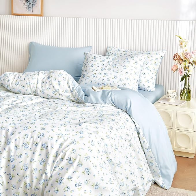 Wake In Cloud - Floral Comforter Set, Coquette Cottagecore Aesthetic Flower Shabby Chic Pattern for Women Teen Girls, Soft Lightweight Bedding, 3 Pieces, White Blue, Full Size
