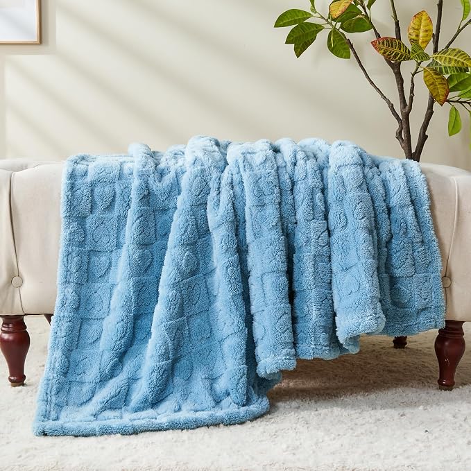 NEWCOSPLAY 3D Heart Checkered Flannel Throw Blanket, Blue Heart, 50"x70" | Super Soft Cute Lightweight Decorative Premium Silky Fleece Blanket for Couch Sofa Bed, Gift for Women Men, All Season Use