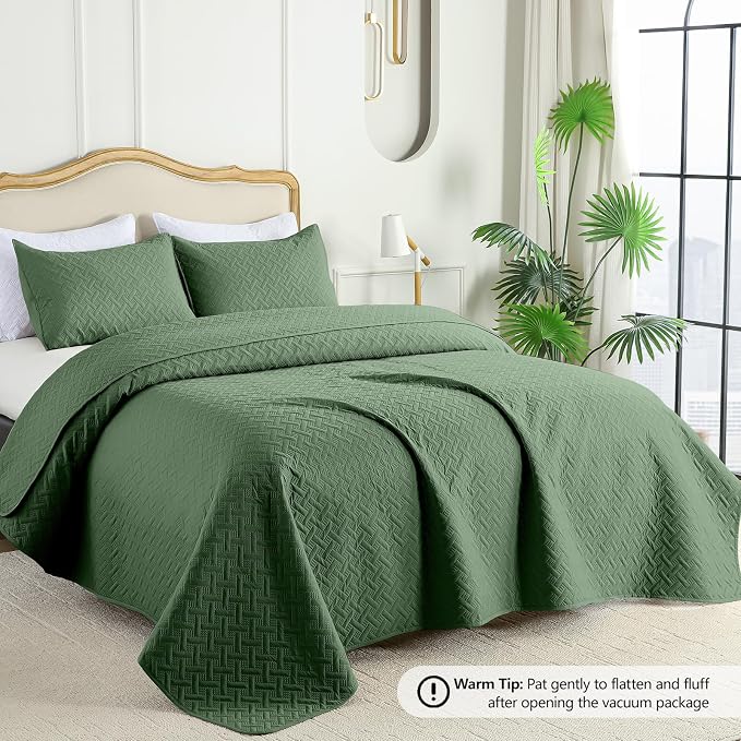 FLYMME King Size Quilt Bedding Set Olive Green Lightweight Bedspreads for Summer,Modern Style Geometric Weave Stripe Pattern,Soft Microfiber Bed Coverlet 3 Pieces (1 Quilt, 2 Shams)