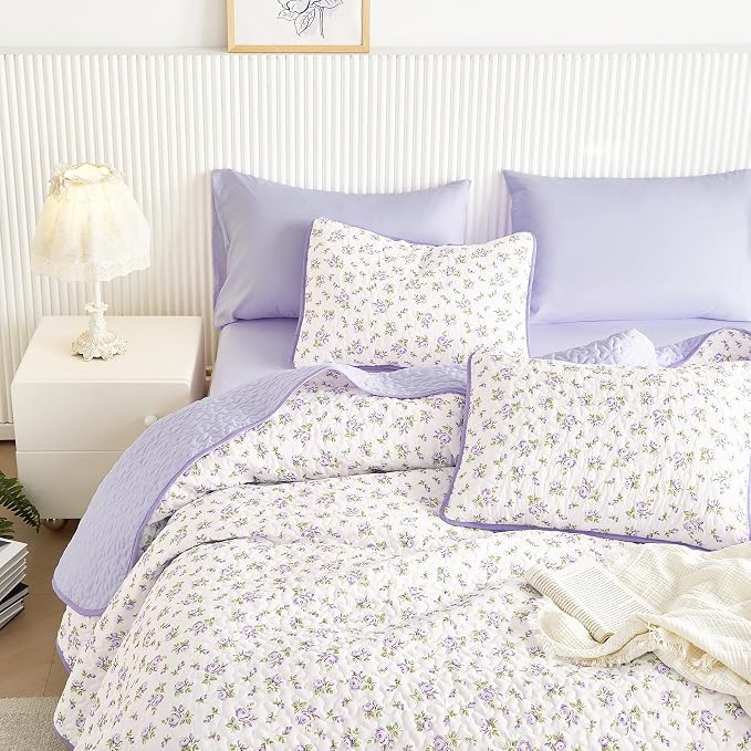 Wake In Cloud - Floral Quilt Set, Coquette Cottagecore Shabby Chic Flower Pattern for Women Teen Girls, Reversible Lightweight Bedspread Coverlet, 3 Pieces, White Purple, Twin/Twin XL Size