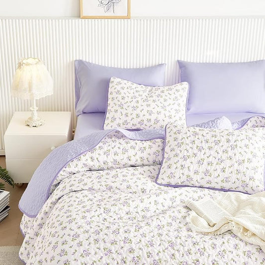 Wake In Cloud - Floral Quilt Set, Coquette Cottagecore Shabby Chic Flower Pattern for Women Teen Girls, Reversible Lightweight Bedspread Coverlet, 3 Pieces, White Purple, Twin/Twin XL Size