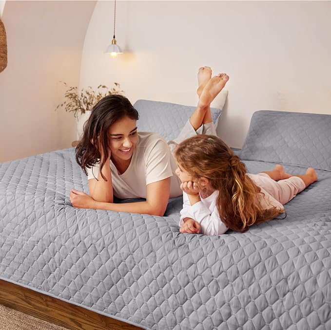 Exclusivo Mezcla Reversible King Size Quilt Bedding Set, Light Grey | Lightweight Bedspreads with 2 Pillow Shams, Soft Microfiber, All Season Bed Coverlets for Bedroom Guest Room, 104x96 Inch