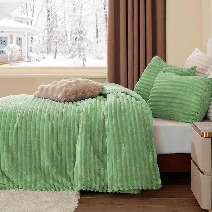 BEDELITE Fleece King Comforter Set, Fluffy Bed Set, Green | Super Soft & Warm Bedding, Luxury Fuzzy Faux Fur Comforter for Winter, Heavy Plush Bedding, with 2 Pillowcases