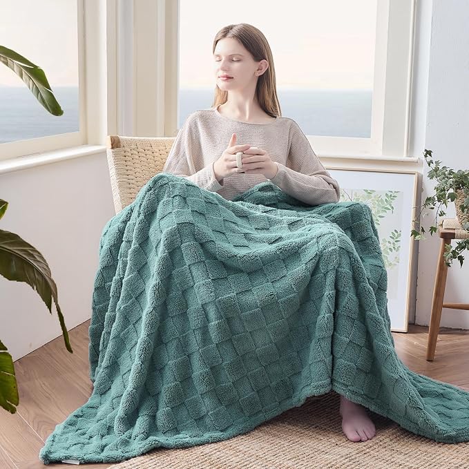 NEWCOSPLAY 3D Checkered Flannel King Blanket, Light Teal, 90"x110" | Super Soft Cute Lightweight Decorative Premium Silky Fleece Blanket for Couch Sofa Bed, Gift for Women Men, All Season Use