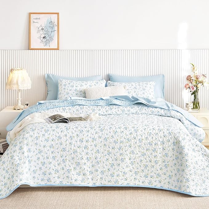 Wake In Cloud - Floral Quilt Set, Coquette Cottagecore Shabby Chic Flower Pattern for Women Teen Girls, Reversible Lightweight Bedspread Coverlet, 3 Pieces, White Blue, King Size