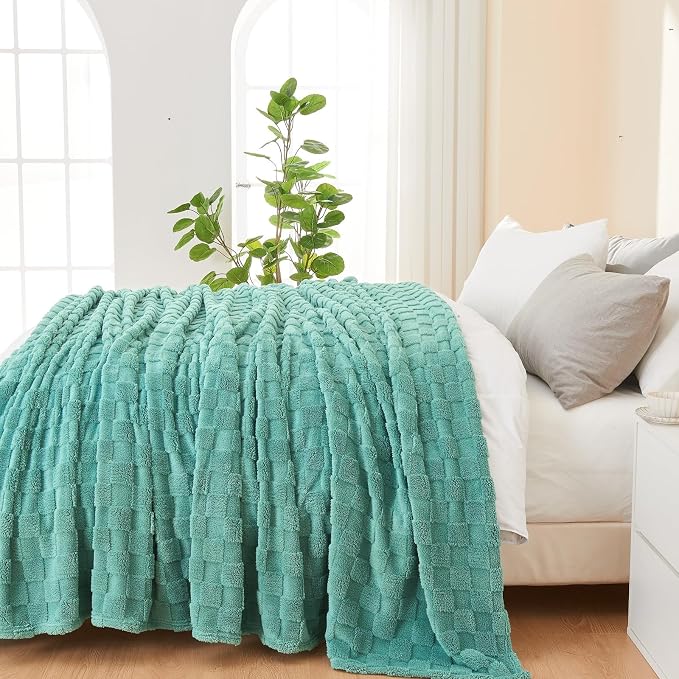 NEWCOSPLAY 3D Checkered Flannel Throw Blanket, Mint Green, 50"x70" | Super Soft Cute Lightweight Decorative Premium Silky Fleece Blanket for Couch Sofa Bed, Gift for Women Men, All Season Use