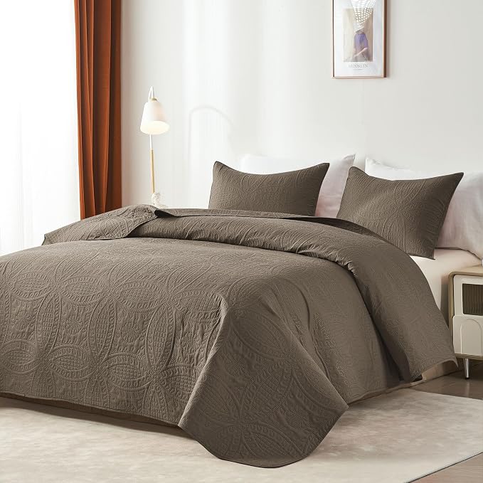 akkialla Mocha Brown Full/Queen Quilt Set,Ultrasonic Lightweight Bedspread Coverlet for Modern Minimalist Bedroom,Soft Microfiber Coin Pattern Bedding,3-Piece (1 Quilt,2 Pillow Shams)