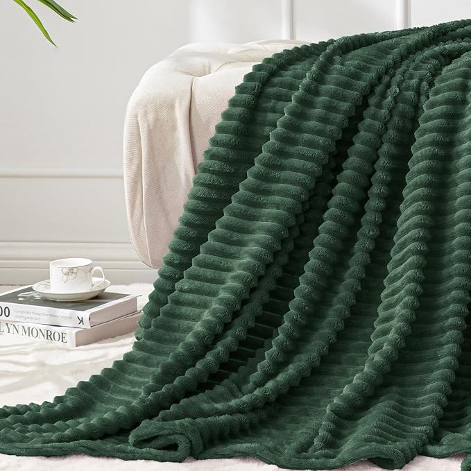 BEDELITE 3D Ribbed Emerald Green Fleece Twin Blanket for Couch, 60x80 Inch | Soft Warm Fluffy Blanket for Bed Sofa College Dorm Room Decor, Luxury Cozy Plush Birthday Gifts for Women Girls, Lightweight