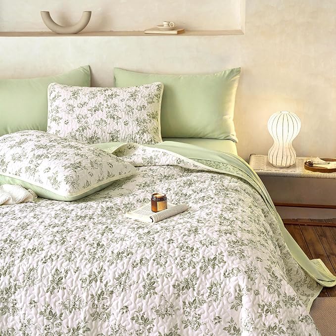 Wake In Cloud - Floral Quilt Set, Shabby Chic Coquette Cottagecore Vintage Flower for Women Teen Girls, Reversible Lightweight Bedspread Coverlet, 3 Pieces, Sage Green, Queen/Full Size