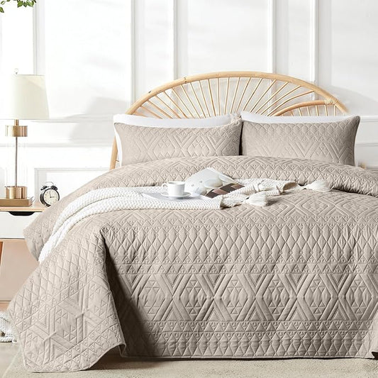 akkialla Full/Queen Quilt Set, Taupe Lightweight Microfiber Bedspread Coverlet, Boho Geometric Pattern, Soft All-Season Bedding, 3-Piece (1 Quilt, 2 Pillow Shams)