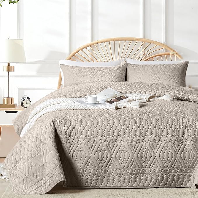 akkialla King/Cal King Quilt Set, Taupe Lightweight Microfiber Bedspread Coverlet, Boho Geometric Pattern, Soft All-Season Bedding, 3-Piece (1 Quilt, 2 Pillow Shams)