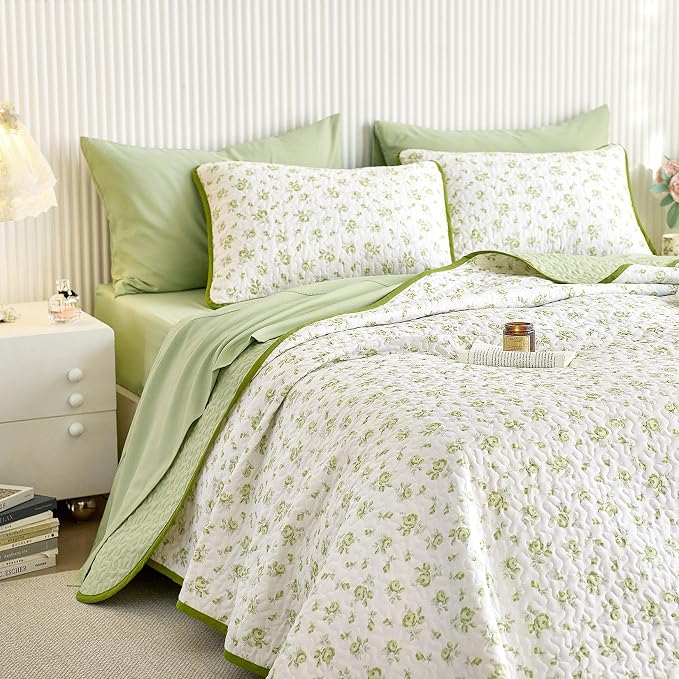 Wake In Cloud - Floral Quilt Set, Coquette Cottagecore Shabby Chic Flower Pattern for Women Teen Girls, Reversible Lightweight Bedspread Coverlet, 3 Pieces, White Green, Twin/Twin XL Size