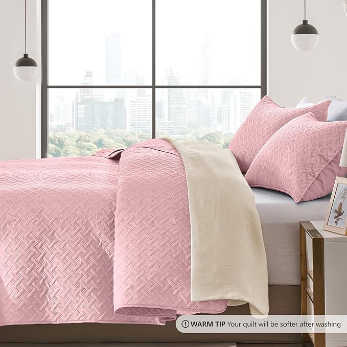 FLYMME King Size Quilt Bedding Set Pink Lightweight Bedspreads Set,Modern Style Geometric Weave Stripe Pattern,Soft Microfiber Bed Coverlet 3 Pieces (1 Quilt, 2 Shams)