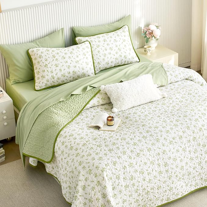 Wake In Cloud - Floral Quilt Set, Coquette Cottagecore Shabby Chic Flower Pattern for Women Teen Girls, Reversible Lightweight Bedspread Coverlet, 3 Pieces, White Green, Twin/Twin XL Size