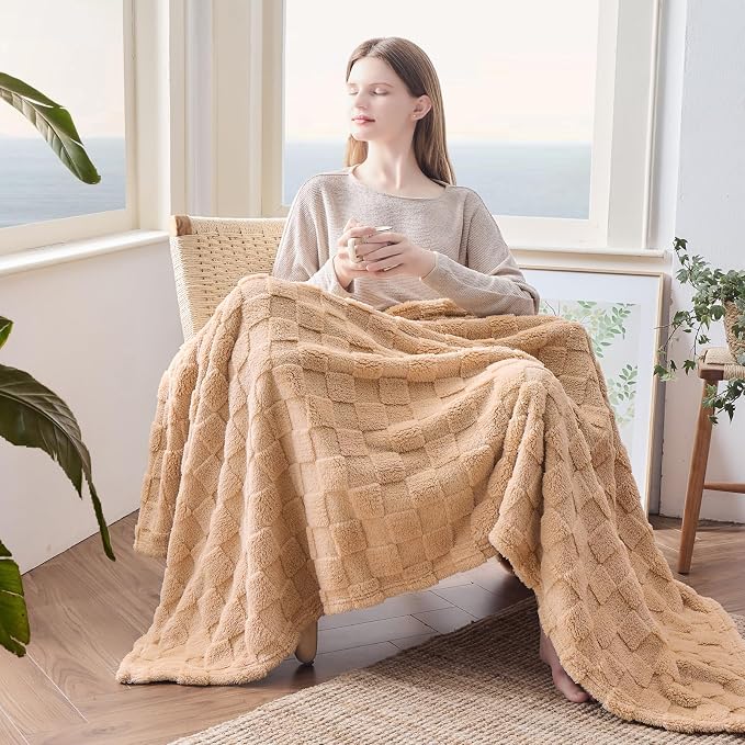 NEWCOSPLAY 3D Checkered Flannel King Blanket, Brown Checkered, 90"x110" | Super Soft Cute Lightweight Decorative Premium Silky Fleece Blanket for Couch Sofa Bed, Gift for Women Men, All Season Use