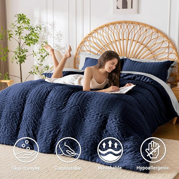 HYMOKEGE Navy Blue/Light Grey Duvet Cover King Size, Ultra Soft 3-Piece Seersucker Duvet Cover Set with Zipper Closure, Soft Brushed Microfiber Bedding Set with 8 Corner Ties (104"x90", 2 Pillowshams)