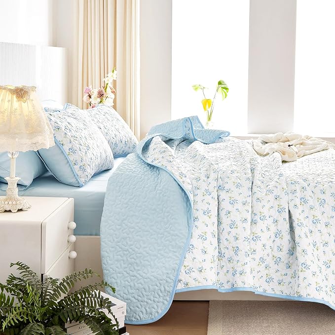 Wake In Cloud - Floral Quilt Set, Coquette Cottagecore Shabby Chic Flower Pattern for Women Teen Girls, Reversible Lightweight Bedspread Coverlet, 3 Pieces, White Blue, King Size