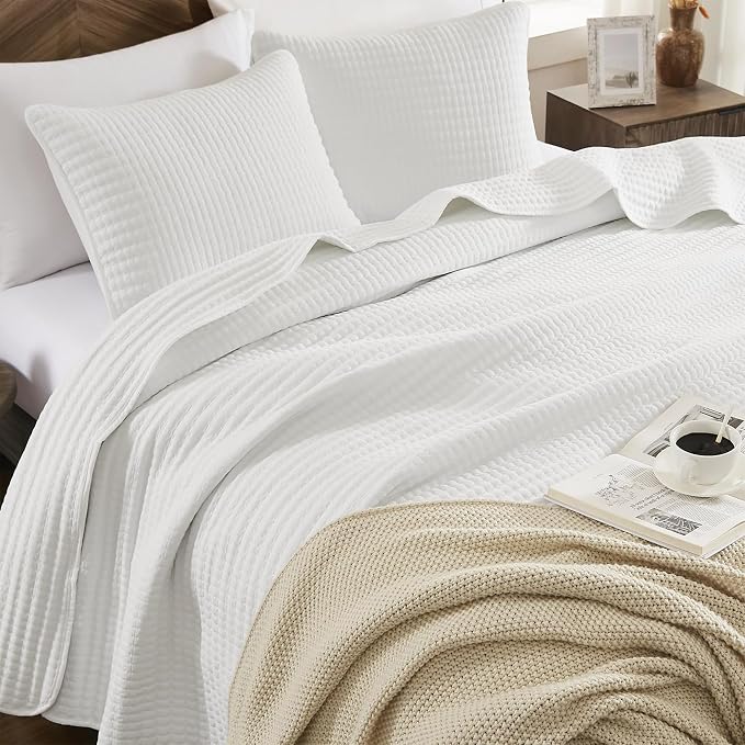 Oversized King Quilt-White Lightweight Bedspreads Quilt Bedding Set | Soft Coverlet with 2 Shams for All Seasons, Suitable for Bed, Couch, 102"x110"