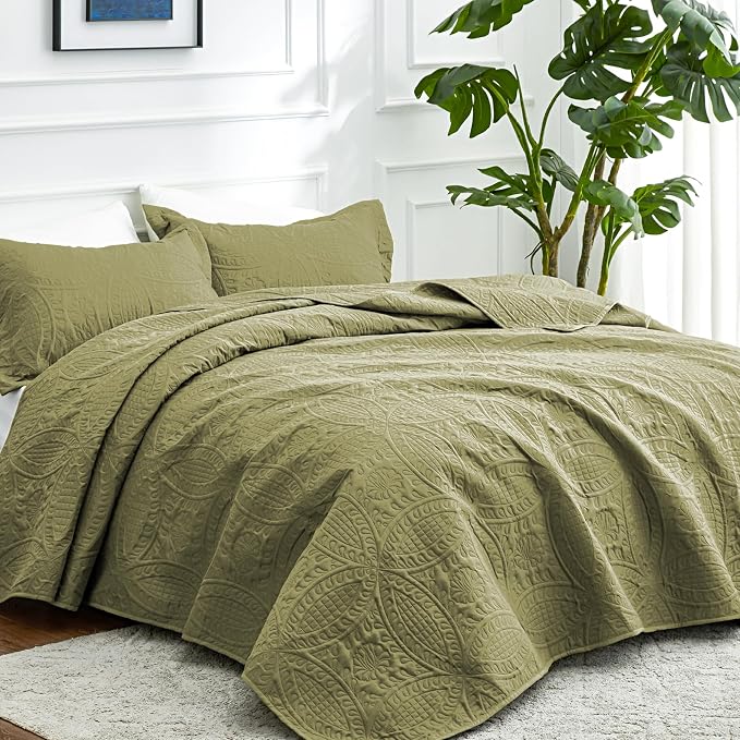 Love's cabin Oversized King Size Quilt Bedding Set Green Bedspreads - Oversized King Lightweight Bedspread Comforter - Coin Pattern Coverlet for All Season - 3 Pieces (1 Quilt, 2 Pillow Shams)
