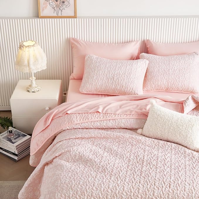 Wake In Cloud - Floral Quilt Set, Coquette Cottagecore Shabby Chic Flower Pattern for Women Teen Girls, Reversible Lightweight Bedspread Coverlet, 3 Pieces, Light Pink, Queen/Full Size