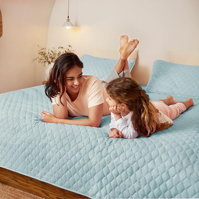 Exclusivo Mezcla Reversible Twin Quilt Bedding Set, Light Blue | Lightweight Bedspreads with 1 Pillow Sham, Soft Microfiber, All Season Bed Coverlets for Dorm Bedroom Guest Room, 68x88 Inch