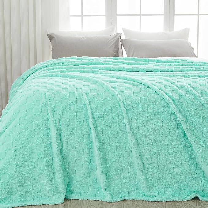 NEWCOSPLAY 3D Checkered Flannel King Blanket, Aqua Checkered, 90"x110" | Super Soft Cute Lightweight Decorative Premium Silky Fleece Blanket for Couch Sofa Bed, Gift for Women Men, All Season Use
