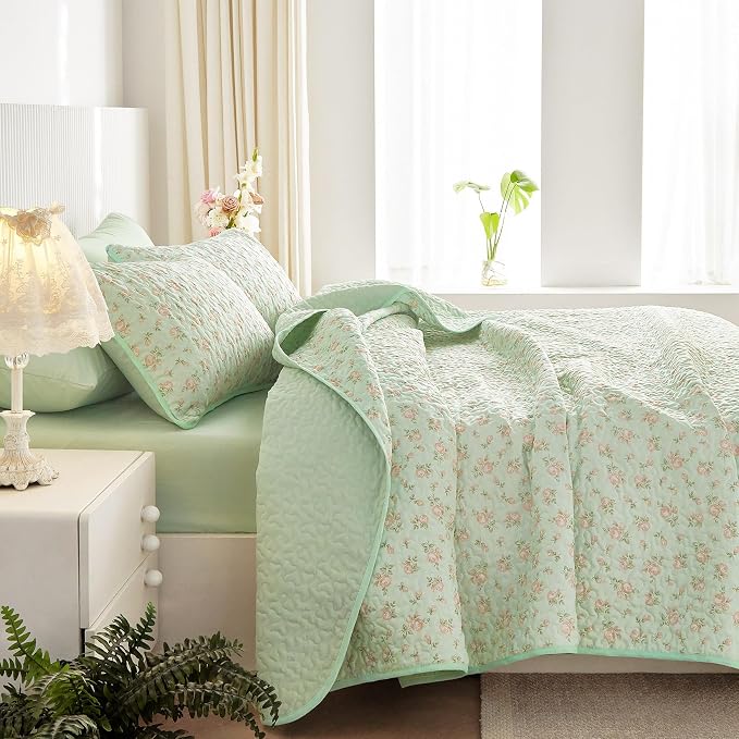 Wake In Cloud - Floral Quilt Set, Coquette Cottagecore Shabby Chic Flower Pattern for Women Teen Girls, Reversible Lightweight Bedspread Coverlet, 3 Pieces, Green Pink, Twin/Twin XL Size