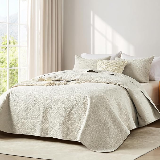 FLYMME Full Queen Quilt Bedding Set,Lightweight Beige White Bedspreads,Vintage Olive Leaf Design,Ultra Soft Microfiber Bed Coverlet 3 Pieces for All-Season (1 Quilt,2 Shams)