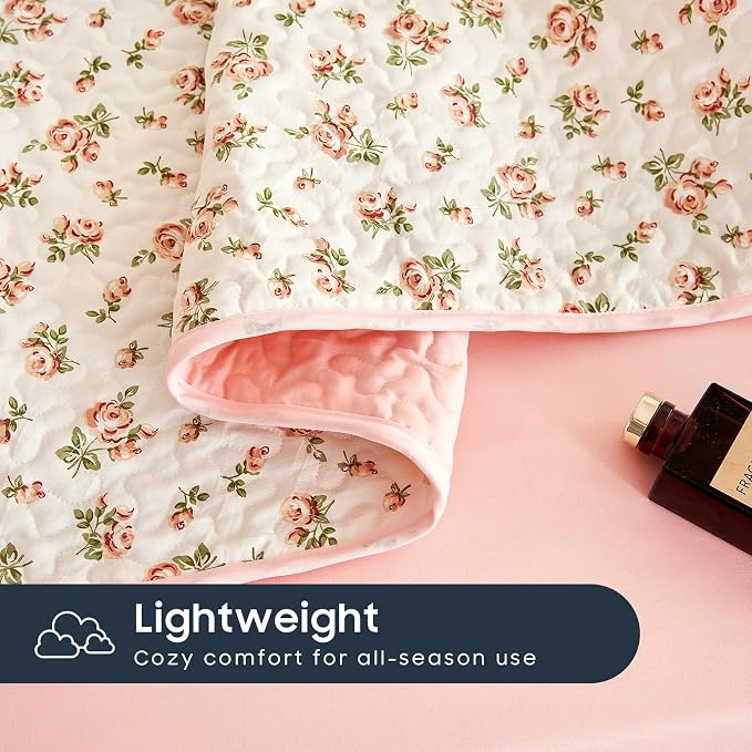 Wake In Cloud - Floral Quilt Set, Coquette Cottagecore Shabby Chic Flower Pattern for Women Teen Girls, Reversible Lightweight Bedspread Coverlet, 3 Pieces, Peach Blush, Queen/Full Size