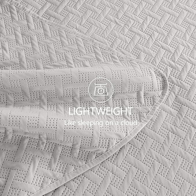FLYMME Queen Quilt Bedding Set Light Grey Lightweight Bedspreads Full Size,Modern Style Geometric Weave Stripe Pattern,Soft Microfiber Bed Coverlet for All Season (1 Quilt, 2 Shams)