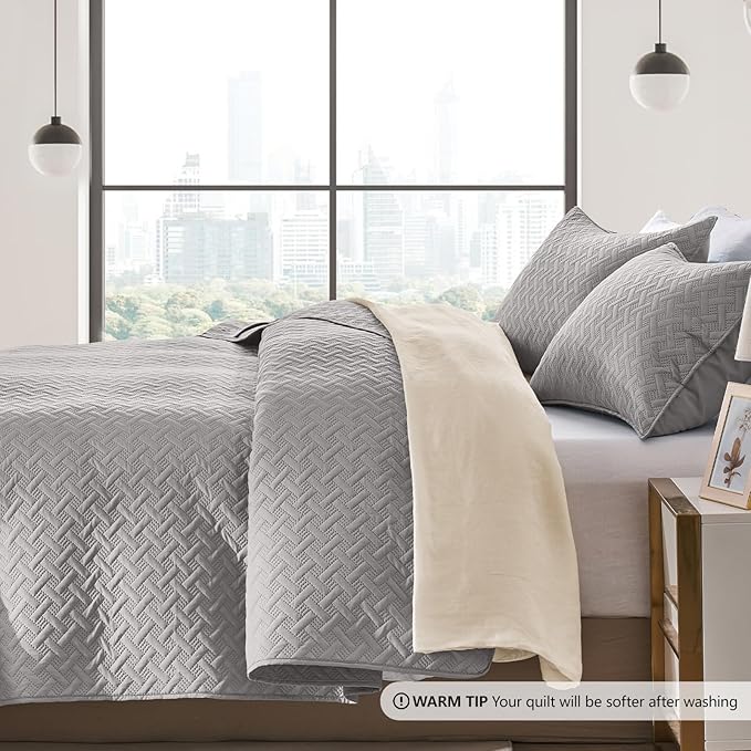 FLYMME King Size Quilt Bedding Set Light Grey Lightweight Bedspreads Set,Soft Microfiber Bed Coverlet 3 Pieces (1 Quilt, 2 Shams)