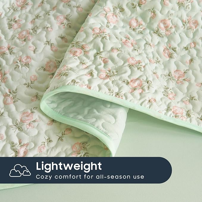 Wake In Cloud - Floral Quilt Set, Coquette Cottagecore Shabby Chic Flower Pattern for Women Teen Girls, Reversible Lightweight Bedspread Coverlet, 3 Pieces, Green Pink, Queen/Full Size