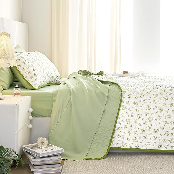 Wake In Cloud - Floral Quilt Set, Coquette Cottagecore Shabby Chic Flower Pattern for Women Teen Girls, Reversible Lightweight Bedspread Coverlet, 3 Pieces, White Green, Queen/Full Size