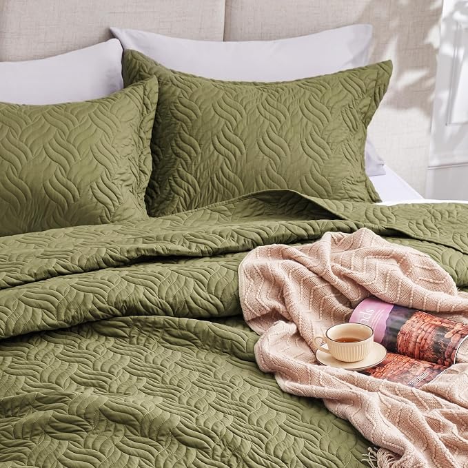 Love's cabin California King Size Quilt Bedding Set Olive Green Bedspread - Cal King Summer Lightweight Bedspread Comforter - Wave Pattern Coverlet for All Season - 3 Pieces (1 Quilt, 2 Pillow Shams)