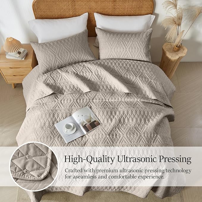 akkialla King/Cal King Quilt Set, Taupe Lightweight Microfiber Bedspread Coverlet, Boho Geometric Pattern, Soft All-Season Bedding, 3-Piece (1 Quilt, 2 Pillow Shams)