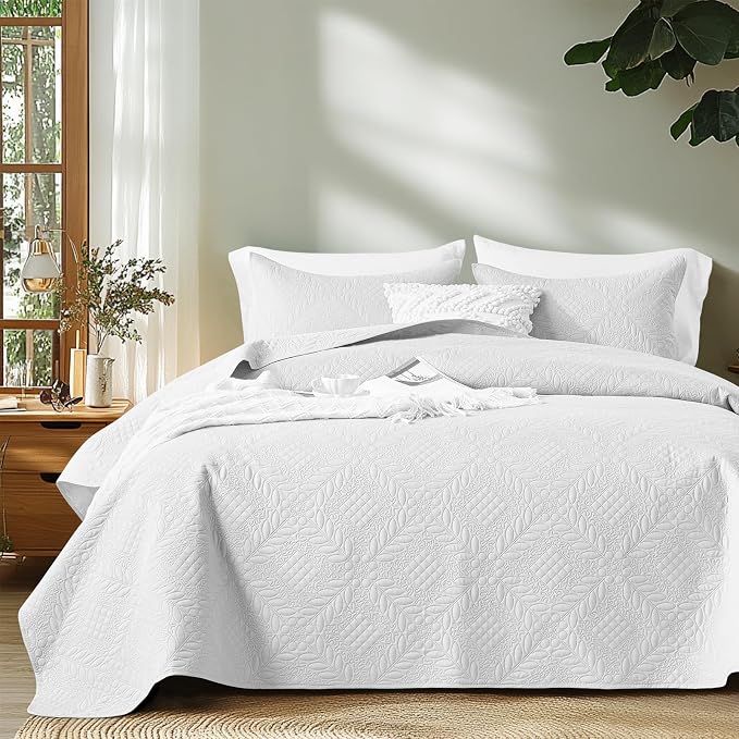 FLYMME Full Queen Quilt Bedding Set,Lightweight White Bedspreads,Vintage Olive Leaf Design,Ultra Soft Microfiber Bed Coverlet 3 Pieces for All-Season (1 Quilt,2 Shams)