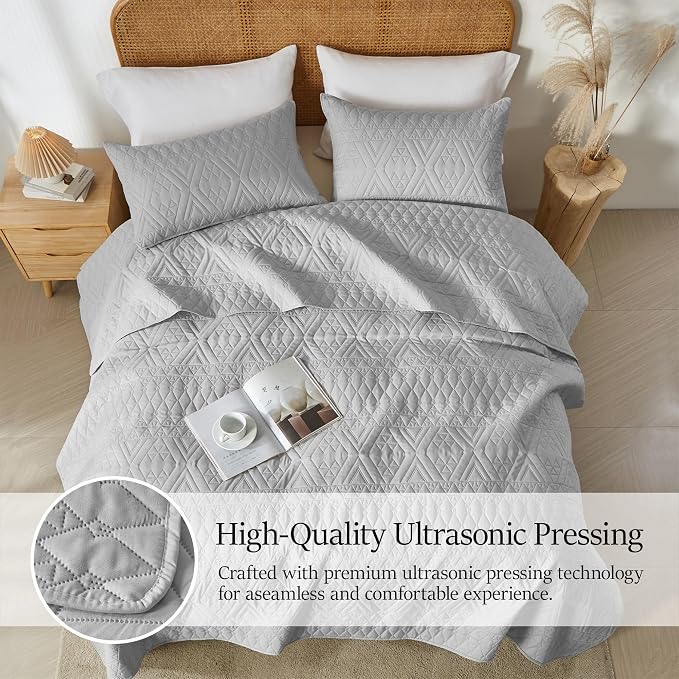 akkialla Full/Queen Size Quilt Bedding Set,Light Grey Lightweight Microfiber Soft Bedspread,Modern Style Geoetric Pattern Coverlet Set for All Seasons,3 Piece(1 Quilt,2 Pillow Shams)