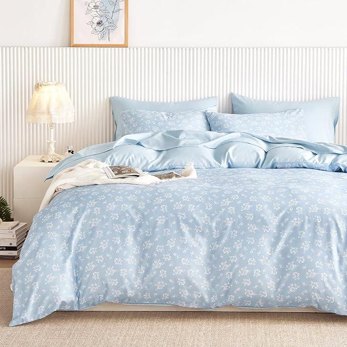 Wake In Cloud - Floral Comforter Set, Coquette Cottagecore Aesthetic Flower Shabby Chic Pattern for Women Teen Girls, Soft Lightweight Bedding, 3 Pieces, Light Blue, Full Size