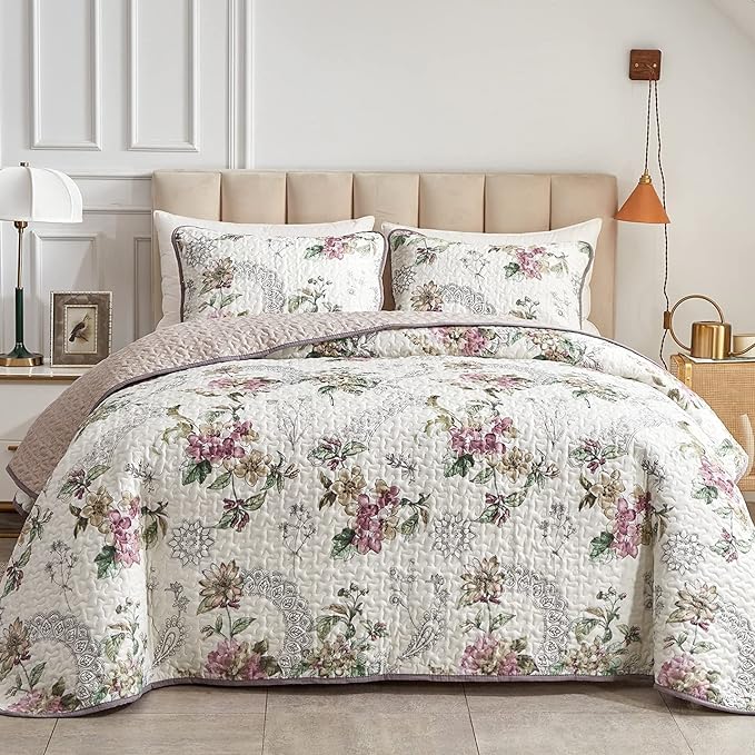 Flysheep 3 Pieces Quilt Set Full/Queen Size, Beige Floral Reversible Bedspread Coverlet Set, Soft Microfiber Lightweight Bed Cover for All Season (90" x 90", 1 Quilt+ 2 Pillow Shams)