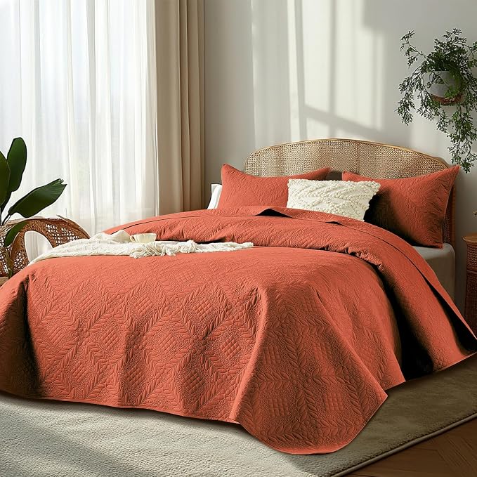 FLYMME Full Queen Quilt Bedding Set,Lightweight Burnt Orange Bedspreads,Vintage Olive Leaf Design,Ultra Soft Microfiber Bed Coverlet 3 Pieces for All-Season (1 Quilt,2 Shams)