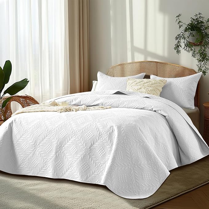 FLYMME Full Queen Quilt Bedding Set,Lightweight White Bedspreads,Vintage Olive Leaf Design,Ultra Soft Microfiber Bed Coverlet 3 Pieces for All-Season (1 Quilt,2 Shams)