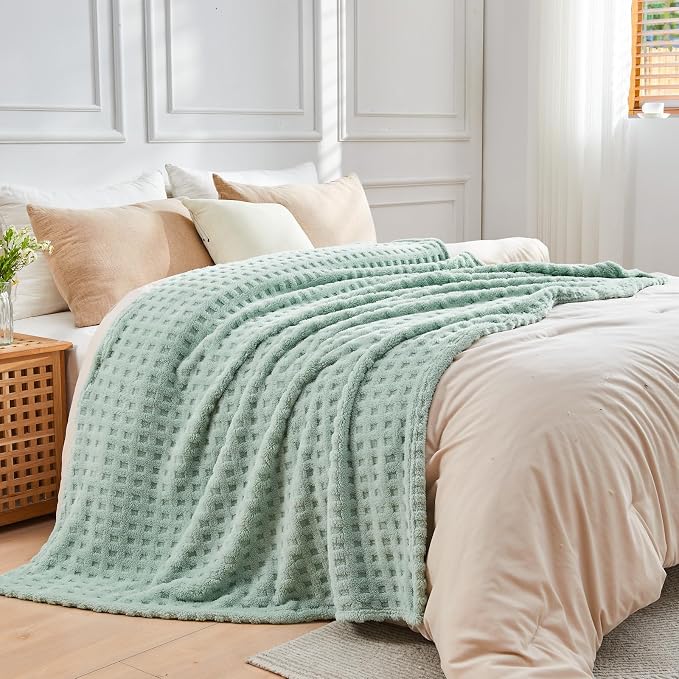 NEWCOSPLAY 3D Waffle Checkered Flannel King Blanket, New Sage, 90"x110" | Super Soft Cute Lightweight Decorative Premium Silky Fleece Blanket for Couch Sofa Bed, Gift for Women Men, All Season Use